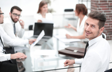 Obraz premium businessman and business team sitting at the Desk