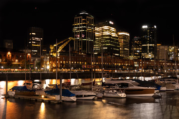 Fototapeta premium Puerto Madero nocturno - Botes