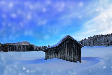 Eine alte Holzhütte im Schnee mit weihnachtlichen Schneeflocken. Weihnachtshintergrund