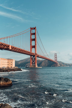 Golden gate bridge in San Francisco on a sunny day