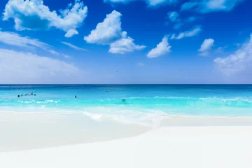 Türaufkleber Tropischer Strand Türkisfarbenes Wasser der Karibik. Insel Grand Cayman