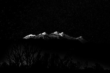 Piancavallo di notte, con i profili della montagna illuminati dalla luna