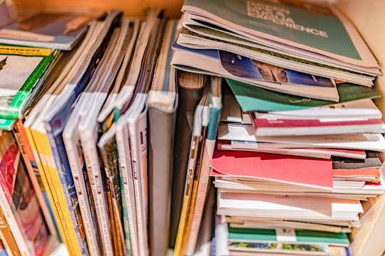 Riviste, libri e giornali accatastati in libreria