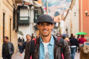 Lachender Mann in der Altstadt von Bogota in Kolumbien