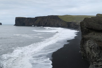 Fototapeta na wymiar Schwarzer Strand aus Island - Vik