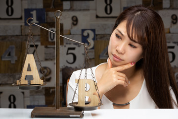 AとBを比較する女性
