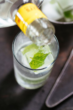 Making minty gin tonic