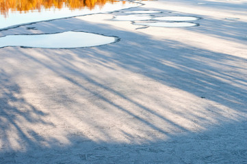 Obraz premium Lake water freezing on a cold winter day. 
