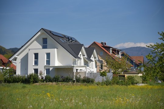 Ortsrandbebauung mit Doppelhaus