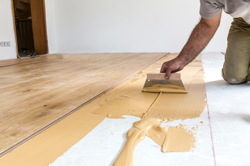 Verlegen von Holzdielen auf Kleber, Detailaufnahme