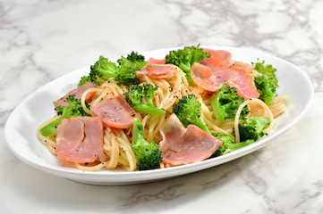 ベーコンとブロッコリーのパスタ