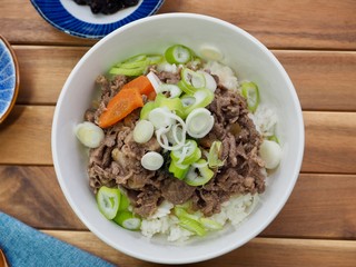  아시아 음식 불고기 덮밥 