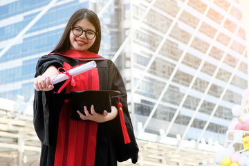 Obraz premium Asian girls graduated and received a degree.