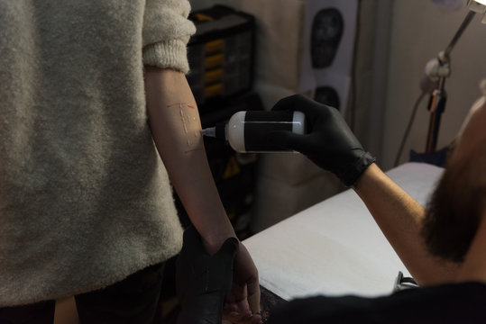 Tattooist&nbsp;preparing hand of client