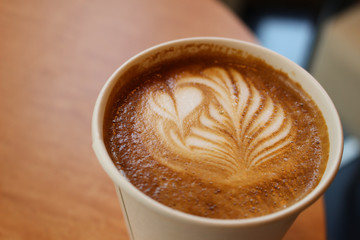 バリスタが美しいラテアートを描いた濃いカフェラテ