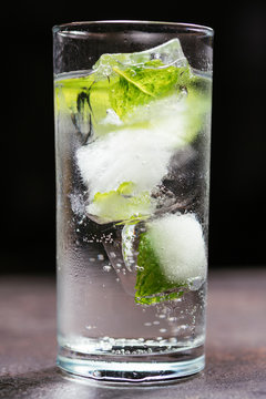 Minty gin tonic