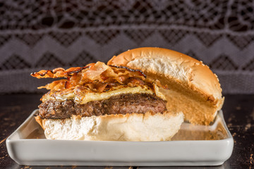 Delicioso sanduiche com hamburguer caseiro