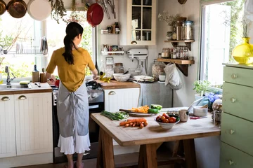Crédence de cuisine en verre imprimé Cuisinier Japanese woman cooking in a countryside kitchen