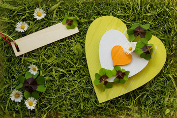 Liebesgrüsse zum Saint Patricks Day Herz in orange weiss und grün mit Kleeblatt  Gänseblümchen...