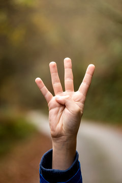 mano con cuatro dedos indicando cantidad de 4