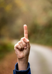 mano indicando cantidad de 1 un dedo que dirige e indica