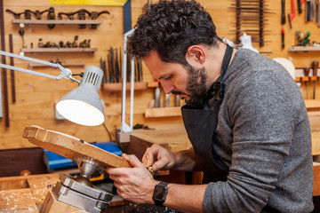 craftsman violinmaker began working on a new violin