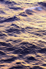 TEXTURA DE MAR ILUMINADA POR SOL DE ATARDECER