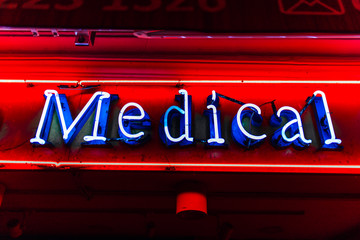 Neon Reklame bei Nacht in Singapure