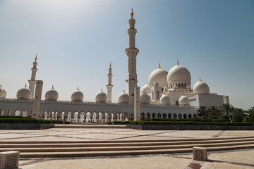 Fototapeta na wymiar View of the Sheikh Zayed Grand Mosque in Abu Dhabi 