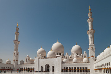 Fototapeta na wymiar View of the main entrance of the Sheikh Zayed Grand Mosque in Abu Dhabi 