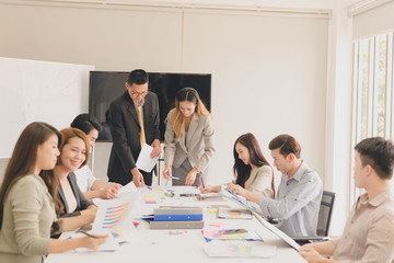 A group of Asian businessmen are discussing.The president and secretary Presentations to the employees.