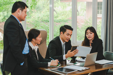 Managers and employees Talking about work in the workplace