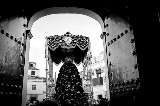 paso saliendo de la iglesia por las granes puertas en semana santa de Huelva y Andaluc&iacute;a