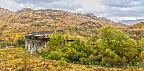 Zelfklevend Fotobehang Glenfinnanviaduct Glenfinnan-viaduct in de herfst