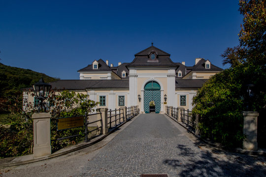 Das Schloss Laudon, auch Schloss Hadersdorf genannt, ist ein barockes Wasserschloss in Hadersdorf, das heute zum 14. Wiener Gemeindebezirk Penzing geh&ouml;rt.