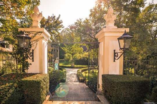 Das Schloss Laudon, auch Schloss Hadersdorf genannt, ist ein barockes Wasserschloss in Hadersdorf, das heute zum 14. Wiener Gemeindebezirk Penzing geh&ouml;rt.