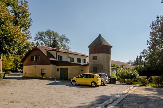 Das Schloss Laudon, auch Schloss Hadersdorf genannt, ist ein barockes Wasserschloss in Hadersdorf, das heute zum 14. Wiener Gemeindebezirk Penzing geh&ouml;rt.