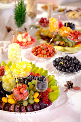 Swiąteczny stół zastawiony kolorowymi ciastami i ciasteczkami