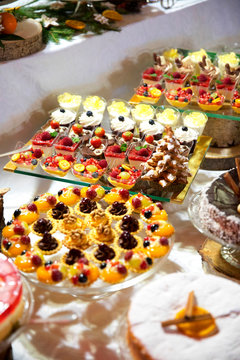 Swiąteczny stół zastawiony kolorowymi ciastami i ciasteczkami