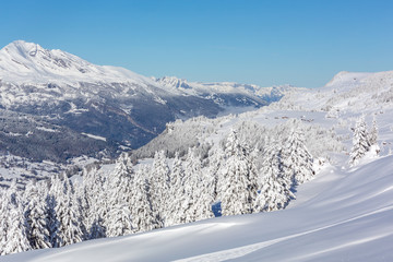 Verschneite Winterlandschaft mit Weitsicht auf die Alpen und aufkommenden Nebel - Parpaner Rothorn, Graubünden, Schweiz