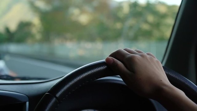 車を運転する女性