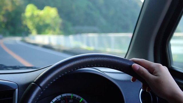 車を運転する女性