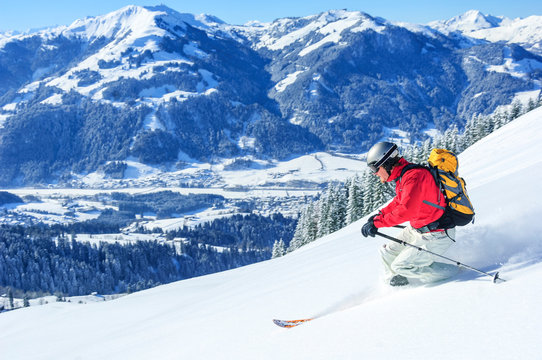 den Tiefschnee beim Telemark-Skifahren in Tirol genießen