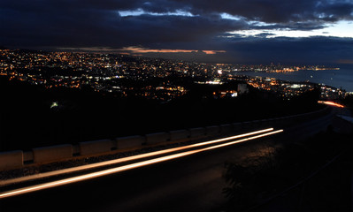 vue de Beyrouth, Liban au crépuscule avec des feux de voitures en mouvement au premier plan