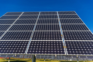 Nahaufnahme, Detailansicht von Solarmodulen eines Solarkratwerks bei wolkenlosem und strahlendem...