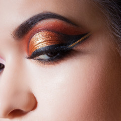 Amazing Bright eye makeup with a spectacular arrow. Brown and gold tones, colored eyeshadow