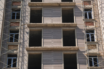 Fototapeta na wymiar marble finishing works on the facade of a high building