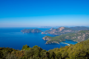 Obraz premium Panoramic view of rocky shores covered with lush pines