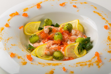 Prawn salad with kiwifruit and lemon