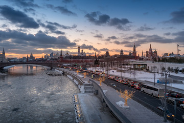 Fototapeta na wymiar view of Moscow Kremlin and Moscow river with street illumination at sunset